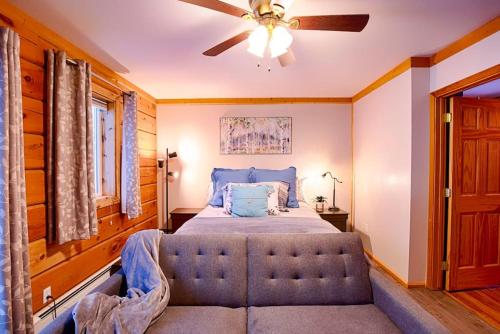 1 dormitorio con 1 cama y ventilador de techo en Corporate Cabin Aurora Refuge, en Fairbanks