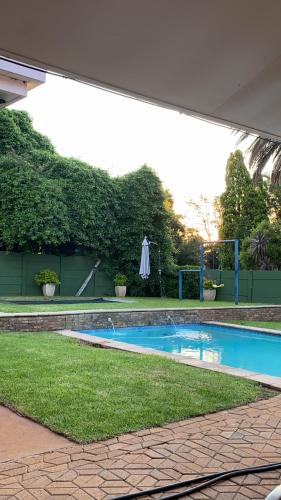 Πισίνα στο ή κοντά στο 9 wena Ave Guesthouse