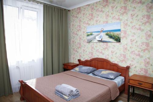 um quarto com uma cama e uma fotografia na parede em apartments on Moskovskaya street em Dnipro