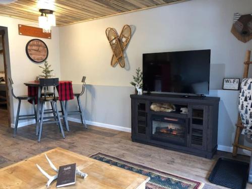 Televisyen dan/atau pusat hiburan di Fox Den Cozy Mountain Apt In GMF