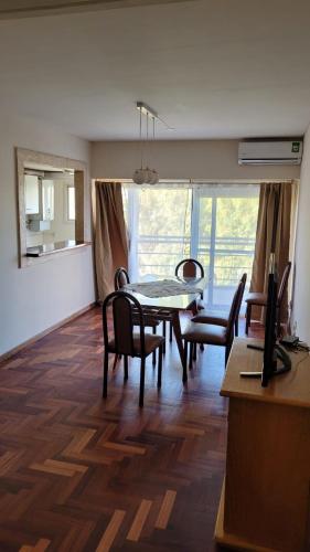 a living room with a dining room table and chairs at Neuquén Center Apartamentos in Neuquén