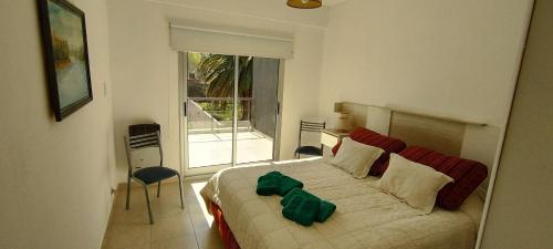 um quarto com uma cama e uma grande janela em Departamento ubicado en Viedma Centro. Amplio, comodo y confortable. em Viedma