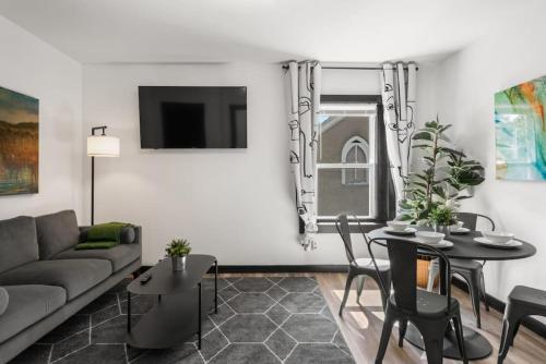 a living room with a couch and a table at Center City Philadelphia 1BR Apartment Sleeps 4, Walk to Attractions in Philadelphia