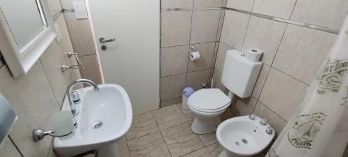 Ванна кімната в Departamento ubicado en Viedma Centro. Amplio, comodo y confortable.