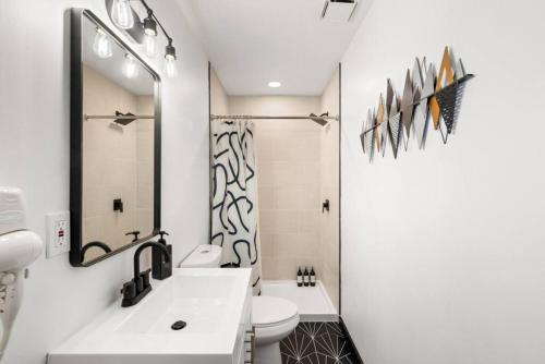 uma casa de banho branca com um lavatório e um WC em Modern City Luxury Home with Ample Parking in Charming Philly! em Filadélfia