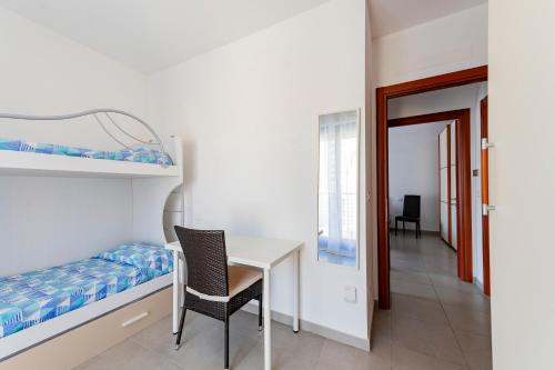 モンテジルヴァーノにあるYour Dream Stay in Montesilvano Awaits!の机と二段ベッドのある寝室