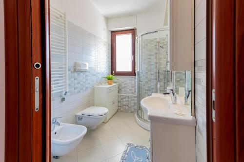モンテジルヴァーノにあるYour Dream Stay in Montesilvano Awaits!のトイレと洗面台付きのバスルーム