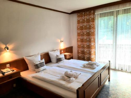 una camera con due letti e asciugamani di Apartments Edenhof a Bad Kleinkirchheim