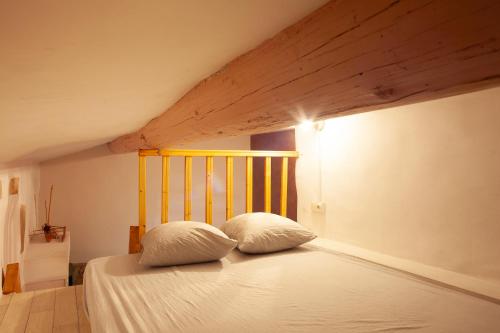 twee kussens op een bed in een kamer bij Loft Americain Centre-Ville in Marseille