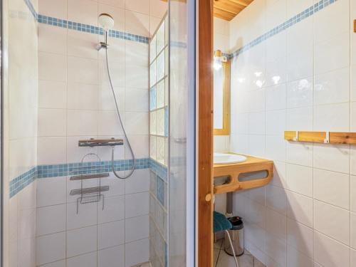 une salle de bain avec douche et lavabo dans l'établissement Studio cosy avec balcon et piscine à Serre Chevalier, à 300m des pistes - FR-1-762-11, à Saint-Chaffrey