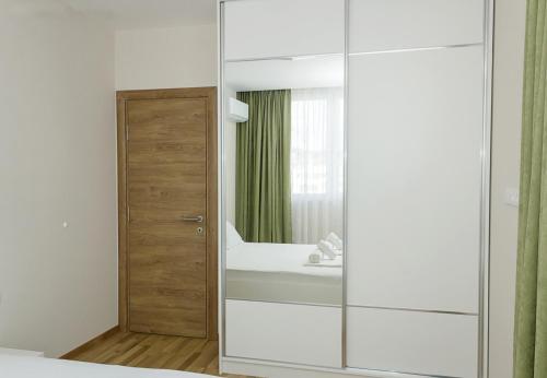 espejo en una habitación con 1 cama y 1 dormitorio en Brand New Modern 1BD Flat In Chayka with Parking, en Varna