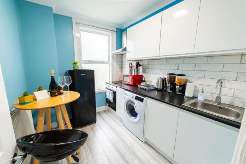 Cuisine ou kitchenette dans l'établissement Excellent Maidstone City Centre 2 Bed Flat with Fast Wi-Fi