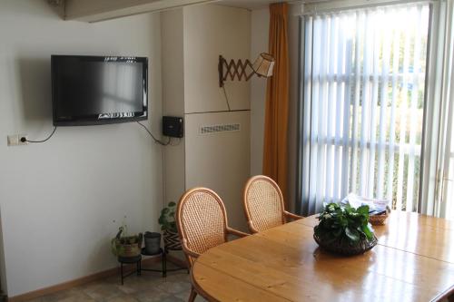 TV a/nebo společenská místnost v ubytování Karin's kruidenhoeve B&B kamer Kamille met Finse sauna