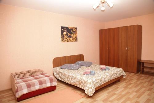 1 dormitorio con 1 cama y armario en студия на пр.Пушкина 1, en Dnipro