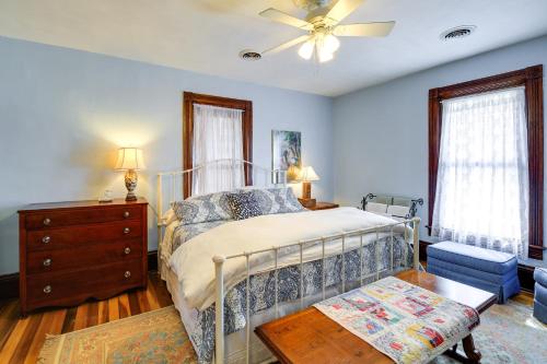 Säng eller sängar i ett rum på Historic Bristol Getaway on 160-Acre Working Farm!