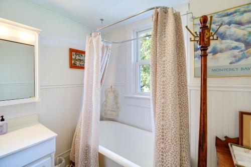 La salle de bains est pourvue d'un rideau de douche et d'une baignoire. dans l'établissement Historic Bristol Getaway on 160-Acre Working Farm!, à Bristol
