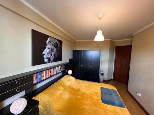 - une chambre avec un grand lit et une télévision murale dans l'établissement Quarto privativo perto Centro Porto, à Porto