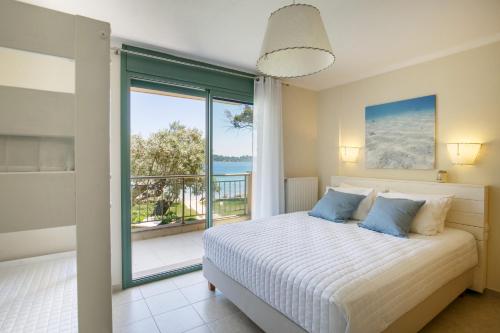 - une chambre avec un lit et une vue sur l'océan dans l'établissement The Blue Olive villa Sithonia Halkidiki, à Vourvourou