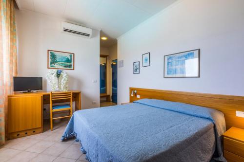 Lova arba lovos apgyvendinimo įstaigoje ISA-Double room in hotel with swimming pool in Marina di Cecina, just 10 meters from the sea