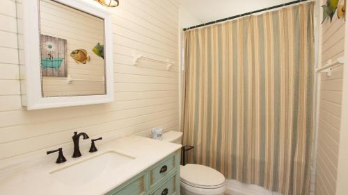 Ένα μπάνιο στο Oceanside, Private Pool, Hot Tub, Screened Porch, Close to Beach! OH81, Lazy Daisy