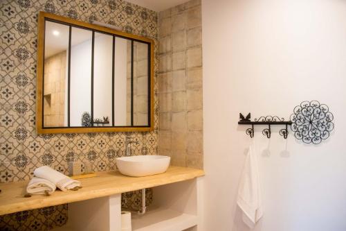 een badkamer met een wastafel en een spiegel bij Los-Barquitos in Torrox