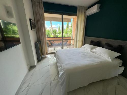 um quarto com uma cama branca e uma varanda em Aurelia Green Suite em Roma