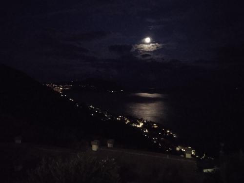 einen Blick auf das Meer bei Nacht mit dem Mond in der Unterkunft Sea Max Bogliasco in San Bernardo