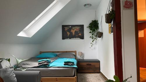 um quarto com uma cama com almofadas azuis em Five Oaks Sky em Hamburgo