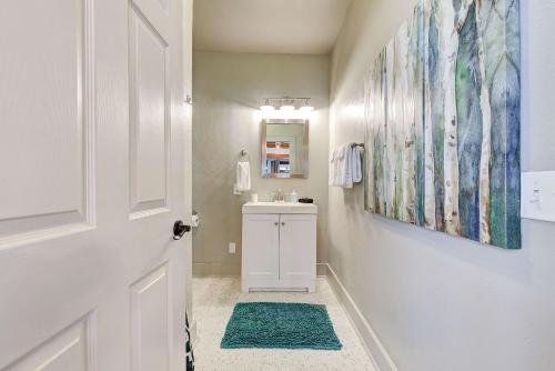 uma casa de banho branca com um lavatório e um espelho em Classen Craftsman-near Asian & Paseo district em Oklahoma City