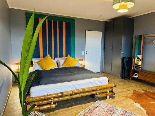 Postel nebo postele na pokoji v ubytování Klassen Stay - Design Studio in 11 Etage - Tolle Aussicht - Sauna, Pool - Netflix