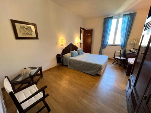 1 dormitorio con 1 cama y sala de estar en Hotel Clelia, en Deiva Marina