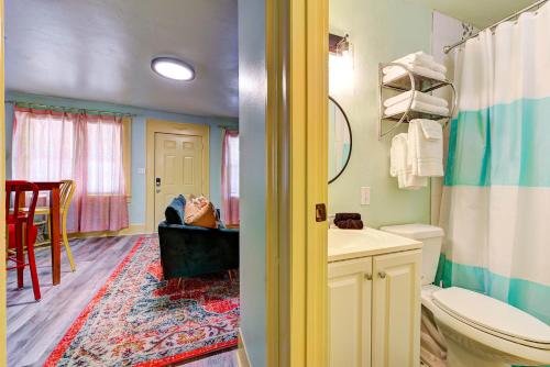 een badkamer met een persoon op de vloer bij Canary Cottage-brighten your stay-central NW OKC in Oklahoma City