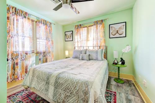 een slaapkamer met een bed en twee ramen met gordijnen bij Canary Cottage-brighten your stay-central NW OKC in Oklahoma City