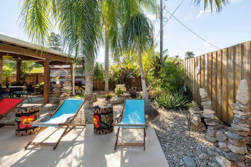 um quintal com duas cadeiras e uma piscina em Tropical Island Escape Near Disney, Beach, Cruise em Merritt Island