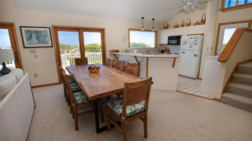 Kuchyň nebo kuchyňský kout v ubytování OCEANFRONT, Ocean Views, Sun Deck, Close to Beach Access, OS18D, A Place By The Sea