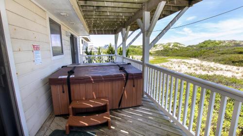 Balkón nebo terasa v ubytování OCEANFRONT, Ocean Views, Sun Deck, Close to Beach Access, OS18D, A Place By The Sea