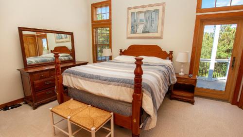 une chambre avec un lit et un grand miroir dans l'établissement Oceanside, Hot Tub, Private Pool, OS1B, Always Unforgettable, à Corolla