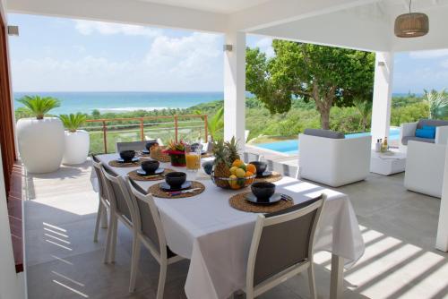 サンタンヌにあるTHE VIEW - Magnifique Villa face à la Merのダイニングルーム(テーブル付)が備わり、海の景色を望めます。