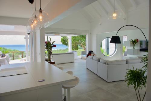 THE VIEW - Magnifique Villa face à la Merにあるテレビまたはエンターテインメントセンター
