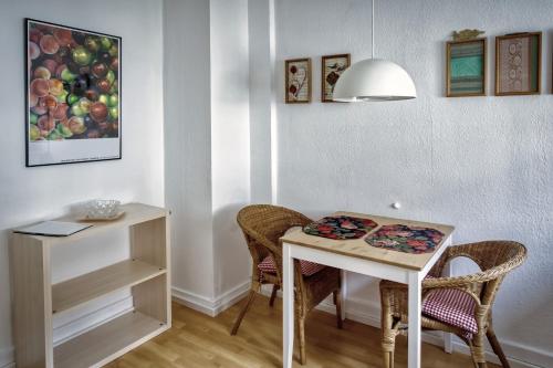 een kamer met een tafel met stoelen en een lamp bij Stadt- Naturnah, Traumblick und Balkon in Baden-Baden