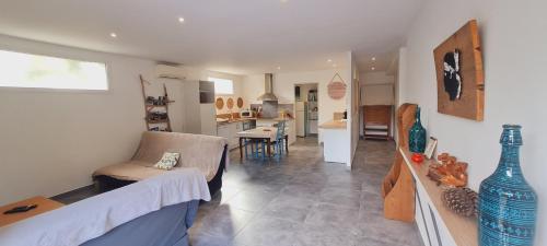 un salon avec un canapé et une table dans l'établissement Appt Bruscaghju 6 pers 10 min rivière à pieds xx 15 min plage en voiture, à Sainte-Lucie de Porto-Vecchio