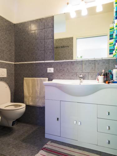 a bathroom with a white sink and a toilet at Appartamenti Dietro L'Angolo in Portoferraio