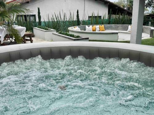 a jacuzzi tub with water in a backyard at Casa Cantera in Teziutlán