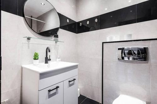 ein Bad mit einem Waschbecken und einem Spiegel in der Unterkunft 2Bedroom Suite with Balcony Shenkin Hotel in Tel Aviv