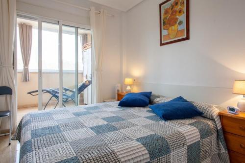 A bed or beds in a room at APARTAMENTO EL PALMERAL LOS NIETOS CERCA DE LA MANGA