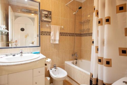 A bathroom at APARTAMENTO EL PALMERAL LOS NIETOS CERCA DE LA MANGA