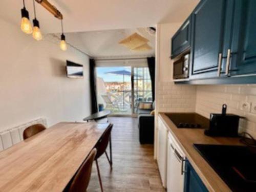 une cuisine avec un comptoir en bois dans une pièce dans l'établissement 