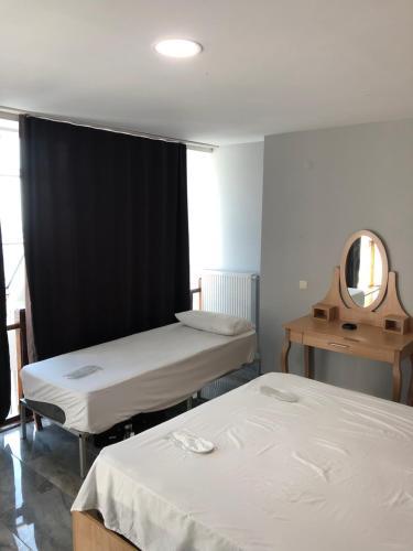 2 łóżka w pokoju z lustrem w obiekcie Garden park Suit w mieście Beylikdüzü