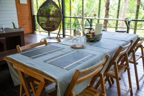 una mesa con sillas y un ordenador portátil en el porche en Plawan lipe Bungalows, en Ko Lipe