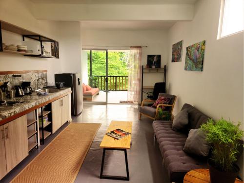 una sala de estar con un sofá y una mesa en Casa CIELO, en Santa Teresa Beach